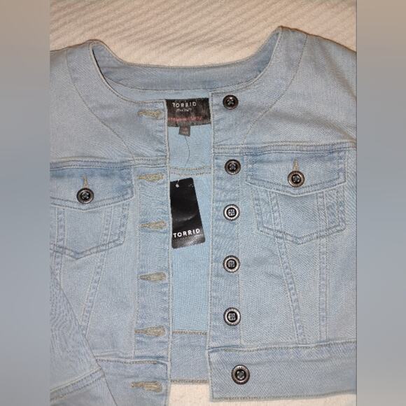 Torrid NWT Collarless Cropped Denim Jacket Size M/L - Picture 2 of 7
